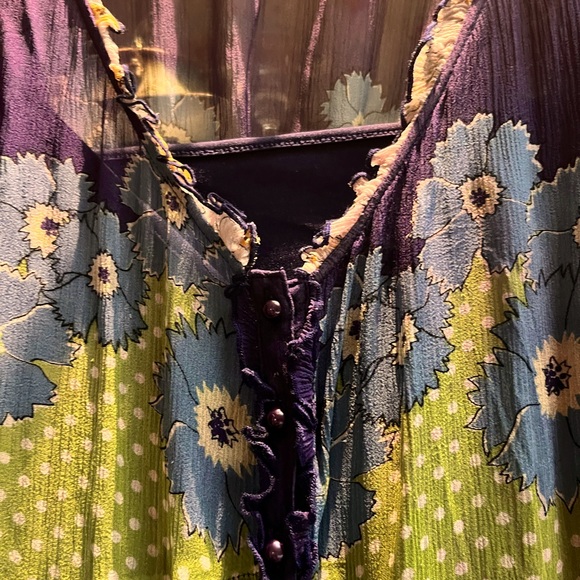 Silk blouse with under layer and Perl like bottoms - Picture 3 of 5